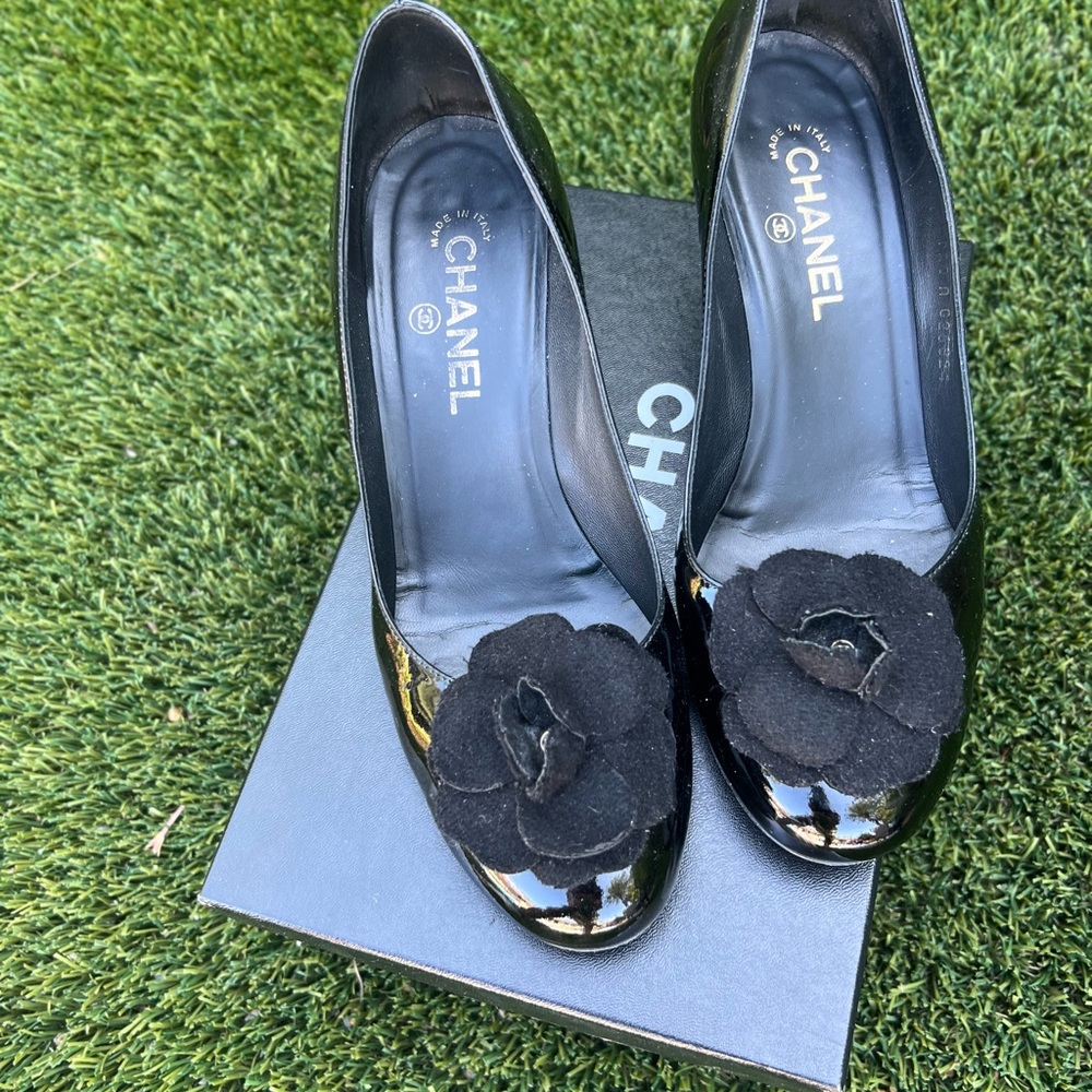CHANEL Black Heels Elegant Design

Small damage on right heel - Picture 2 of 6